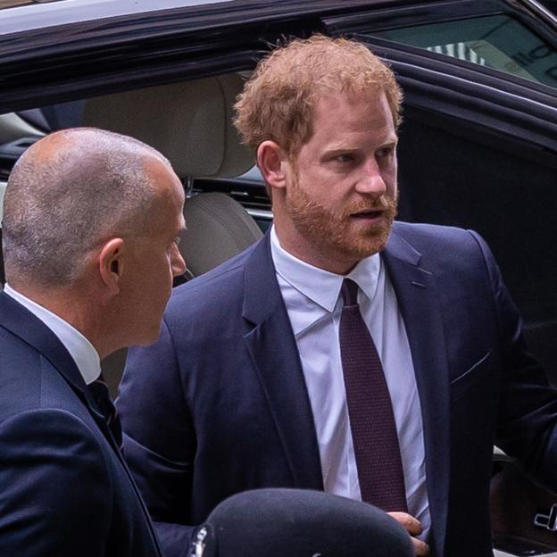 El príncipe Harry testifica en el juicio contra el tabloide británico Daily Mail. / 