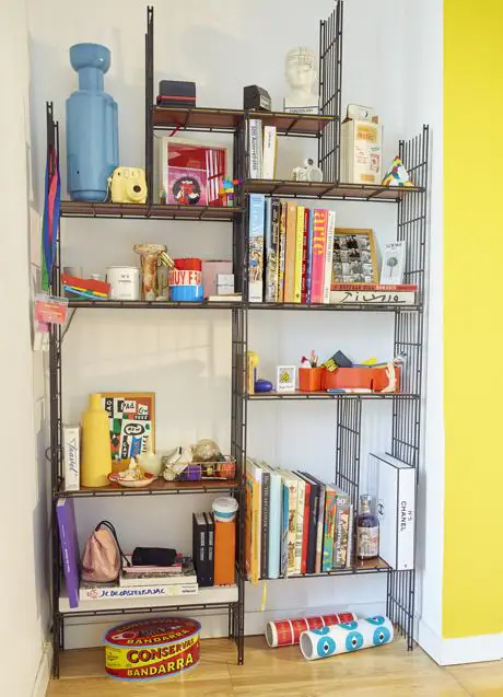 La estantería de Coco Dávez con algunos de los objetos que le inspiran a la hora de trabajar. / Olga Moreno