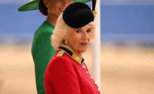 Camilla arrasa con un vestido abrigo rojo de inspiración militar y se corona como reina suprema en el balcón de Buckingham Palace