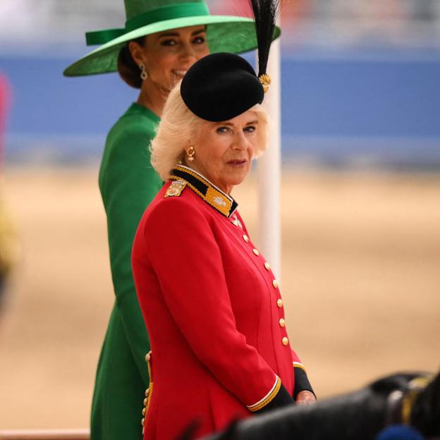 Camilla arrasa con un vestido abrigo rojo de inspiración militar y se corona como reina suprema en el balcón de Buckingham Palace