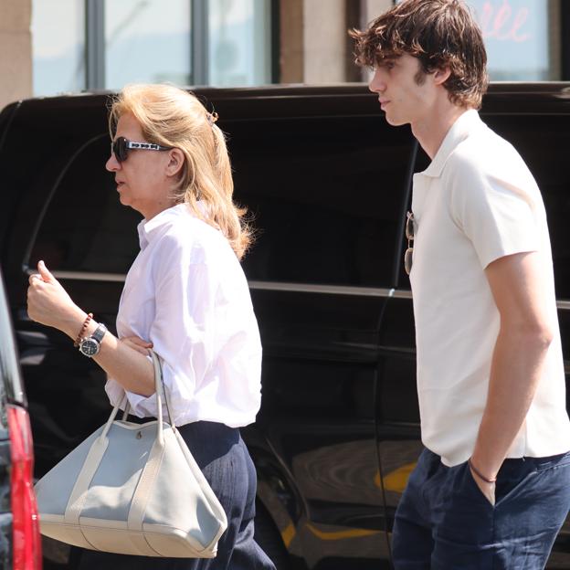 Menos es más: así es el look de la infanta Cristina en la graduación de Irene Urdangarin, pantalón culotte y camisa blanca