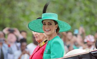El impresionante look de Kate Middleton en el desfile Trooping the Colour: elegantísima con un conjunto verde esmeralda