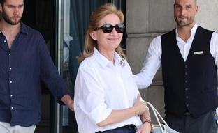 Menos es más: así es el look de la infanta Cristina en la graduación de Irene Urdangarin, pantalón culotte y camisa blanca