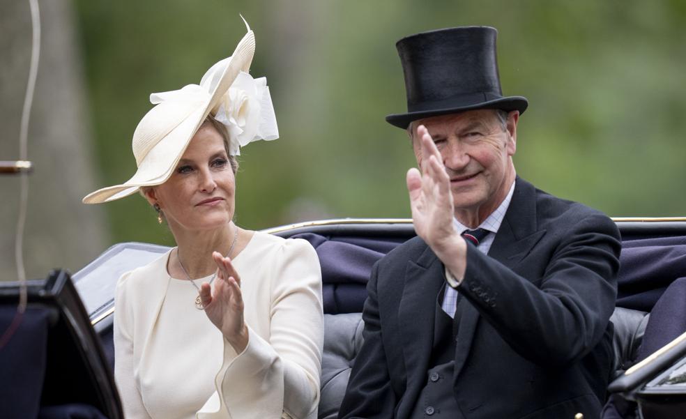 El look de Sophia de Edimburgo en el desfile Trooping the Colour: vestido blanco roto y una pamela muy original