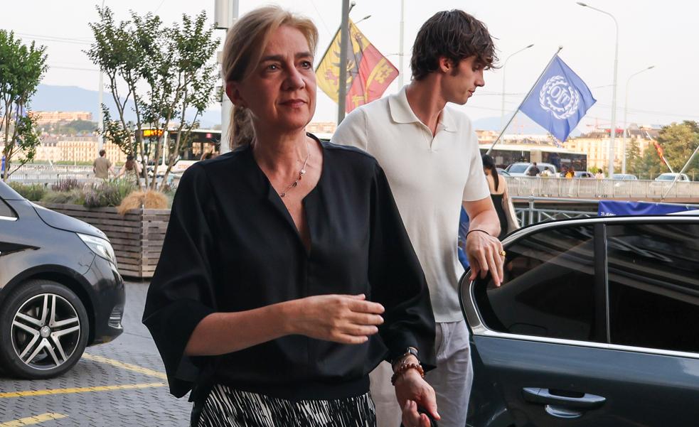 El segundo de look de la infanta Cristina en Ginebra es ideal para llevar a diario: blusa negra, pantalones estampados y bolso red