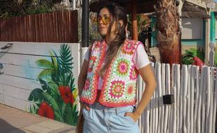 Los chalecos de crochet boho chic que todas llevan para mejorar el look este verano