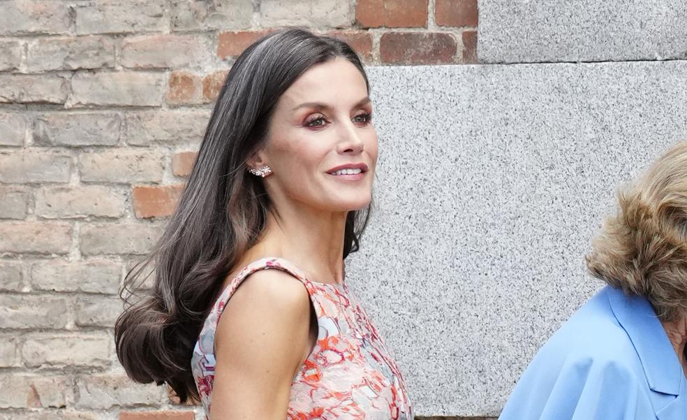 La reina Letizia gana en el duelo de estilo con Rania de Jordania con un precioso vestido de flores veraniego que estiliza