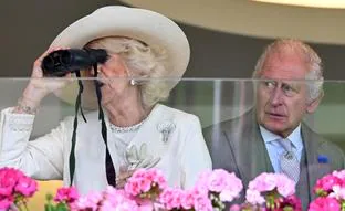 Carlos III y Camilla inauguran Royal Ascot: escotes prohibidos, picnic en el párking y mucho té, así es la carrera de caballos más famosa del mundo