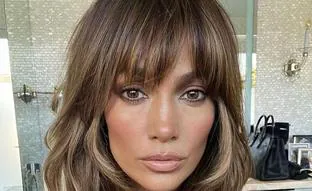 Jennifer Lopez estrena look: flequillo nuevo y el corte butterfly que rejuvenece el rostro