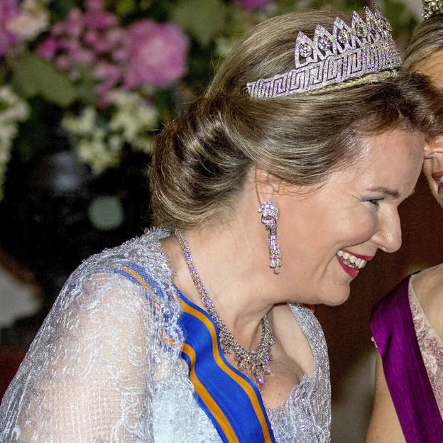 Matilde de Belgica con dos tiaras históricas.