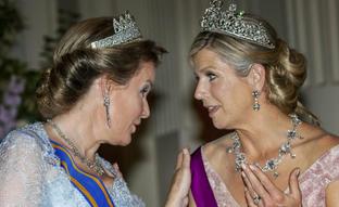 Los espectaculares looks de gala de Máxima de Holanda y Matilde de Bélgica: tiaras, diamantes y vestidos de cuento de princesas