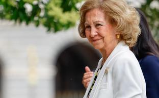 La reina Sofía sorprende con su mejor look: estrena un vestido de flores precioso y muy favorecedor