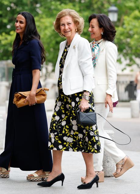 La reina Sofía con un vestido de flores. / GTRES