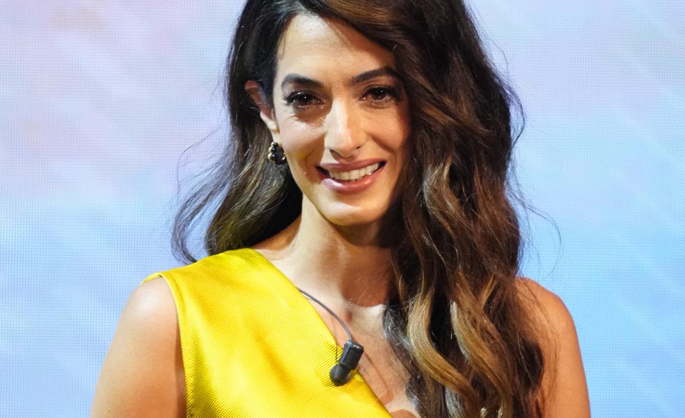 El espectacular look de Amal Clooney en Madrid: un conjunto amarillo con el que ha presumido de estilo y figura