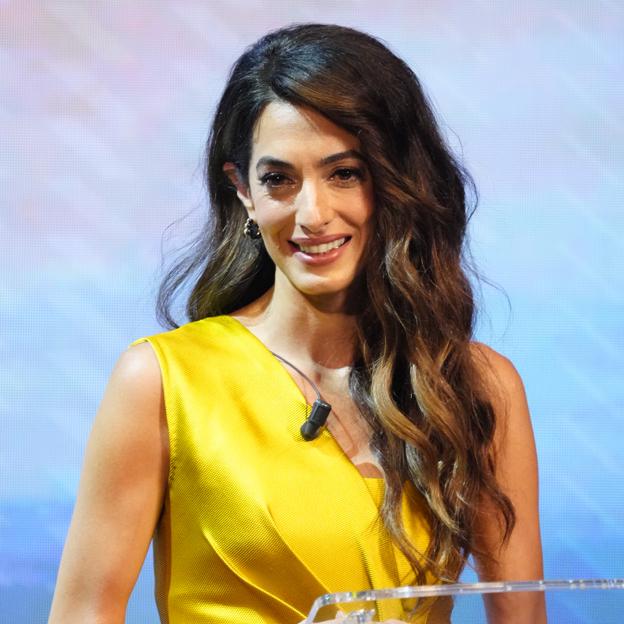 El espectacular look de Amal Clooney en Madrid: un conjunto amarillo con el que ha presumido de estilo y figura