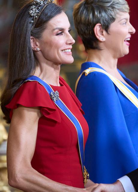 Los imponentes brazos de la reina Letizia, protagonistas en los besamanos que debe atender en Zarzuela o el Palacio Real, como en esta recepción en honor del presidente de Colombia y su primera dama. (FOTO: LIMITED PICTURES)