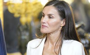 La reina Letizia copia a la reina Sofía con el look con el que acertar siempre: el traje blanco que está en las rebajas de Zara