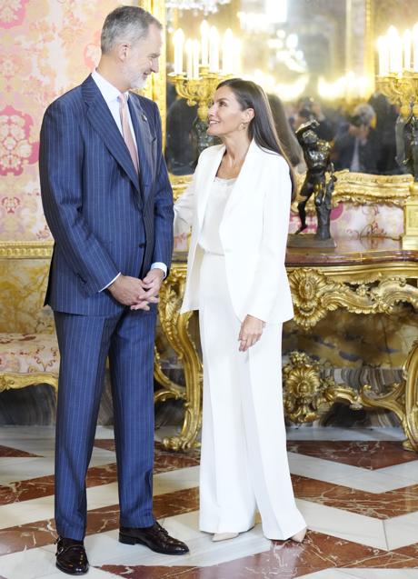 El rey Felipe y la reina Letizia, muy sonrientes mirándose. / LIMITED PICTURES