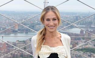 El top con lazo de Sarah Jessica Parker que puedes conseguir en blanco en las rebajas de Mango