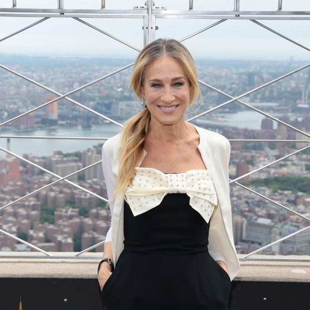 El top con lazo de Sarah Jessica Parker que puedes conseguir en blanco en las rebajas de Mango