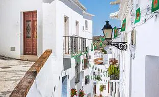 Los 5 pueblos de Málaga que no te puedes perder para disfrutar del mar, la montaña y el encanto andaluz en estas vacaciones