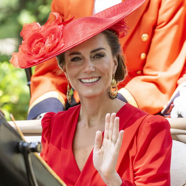 Kate Middleton triunfa en Ascot con este espectacular look: el vestido rojo de invitada que está baratísimo en H&M