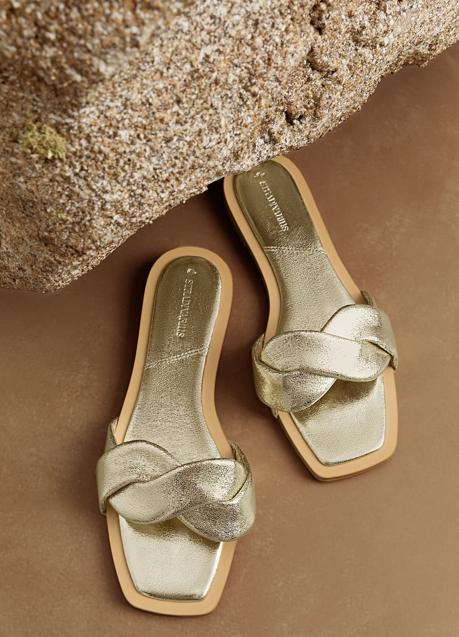 Sandalias doradas de Stradivarius (19,99 euros)