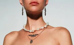 De las perlas que llevaría Lady Di a pendientes ideales para el día a día: las joyas españolas que necesitas