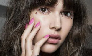 Por qué están de moda las uñas barbiecore entre las influencers, la manicura rosa viral para el verano que más favorece