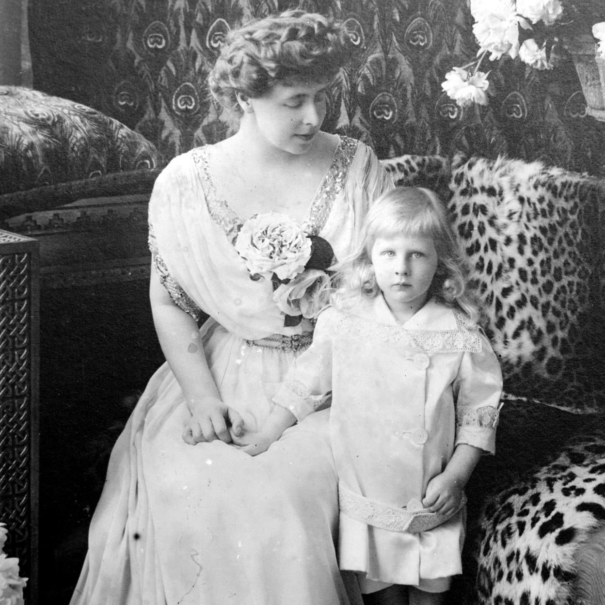 La reina María de Rumnía con su hijo Nicolás. /getty images