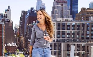 Los siete looks de Sarah Jessica Parker que tienes que copiar: cómo combina vestidos estampados, accesorios de lujo y vaqueros a los 50