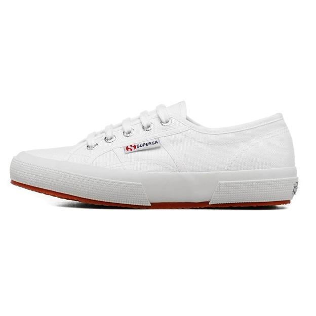 Zapatillas blancas deportivas de Superga (25 euros).