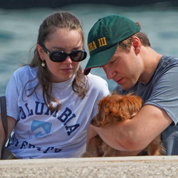 Alexandra de Hannover sorprende con un look informal con shorts vaqueros y unas sandalias con plataforma