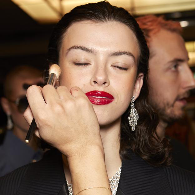 Tres formas de aplicar el colorete para conseguir una mirada sexy, tierna o bronceada