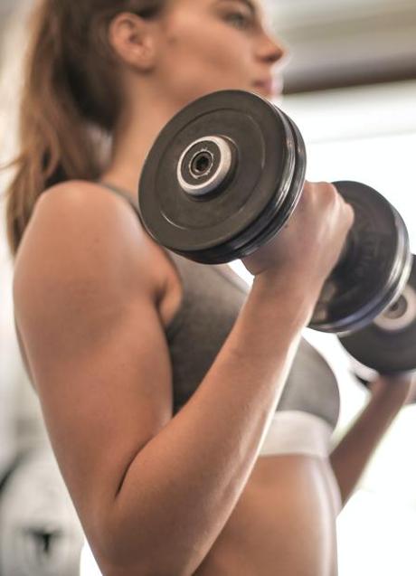 Mujer entrenando fuerza / FOTO DE ANDREA PIACQUADIO EN PEXELS.