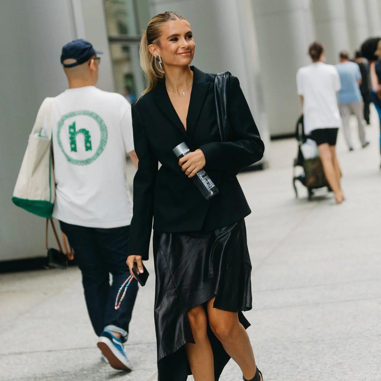 moda: La falda negra básica de Parfois que puedes llevar sin parar el resto  del año