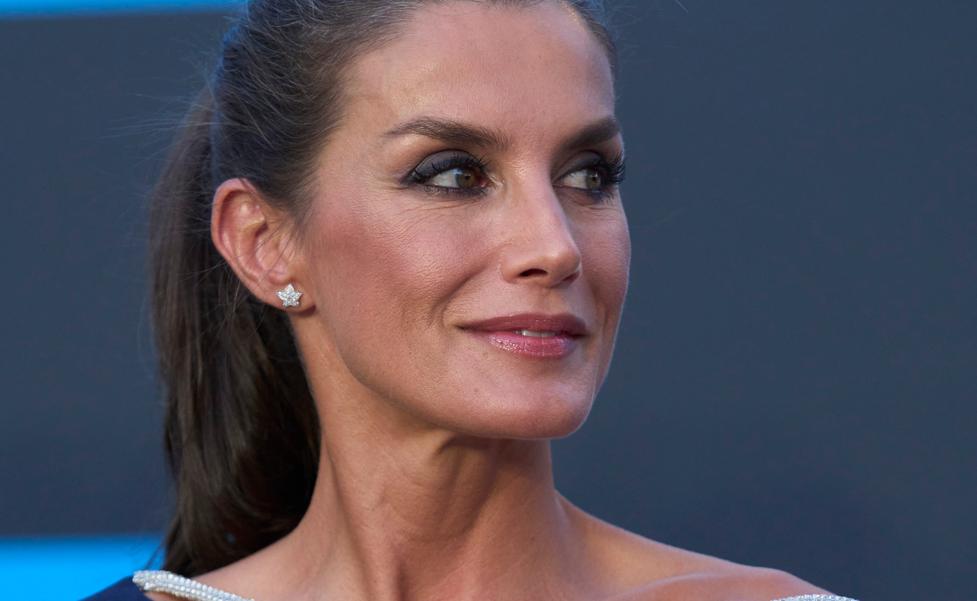 Un vestido feminista y unos pendientes con historia: los secretos del último look de la reina Letizia en los Premios Princesa de Girona