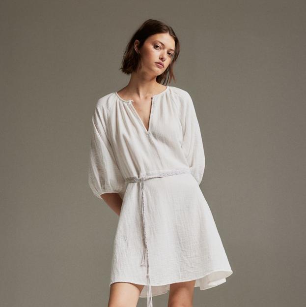 Las novedades de H&M: vestidos blancos, sandalias de rebajas y bolsos campestres