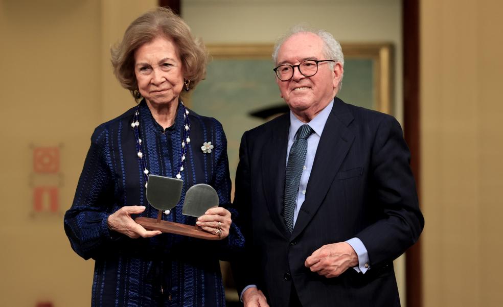 La reina Sofía sorprende recogiendo un premio con un look muy original con un conjunto pijamero