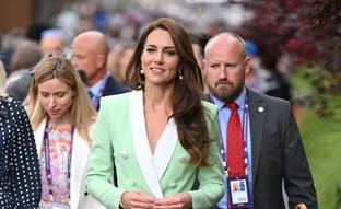 Kate Middleton impresiona con un espectacular look de blazer y falda plisada en Wimbledon