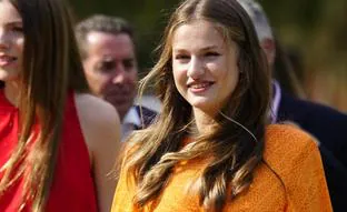 La princesa Leonor sorprende con un vestido naranja made in Spain en su primer acto de los premios Princesa de Girona