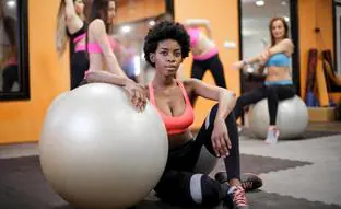 Wall ball, el ejercicio fácil para endurecer glúteos, core y bíceps a partir de los 40