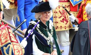 La Coronación de Camilla en Escocia: plumas, túnica de terciopelo y vestido blanco, las claves de su deslumbrante look de reina