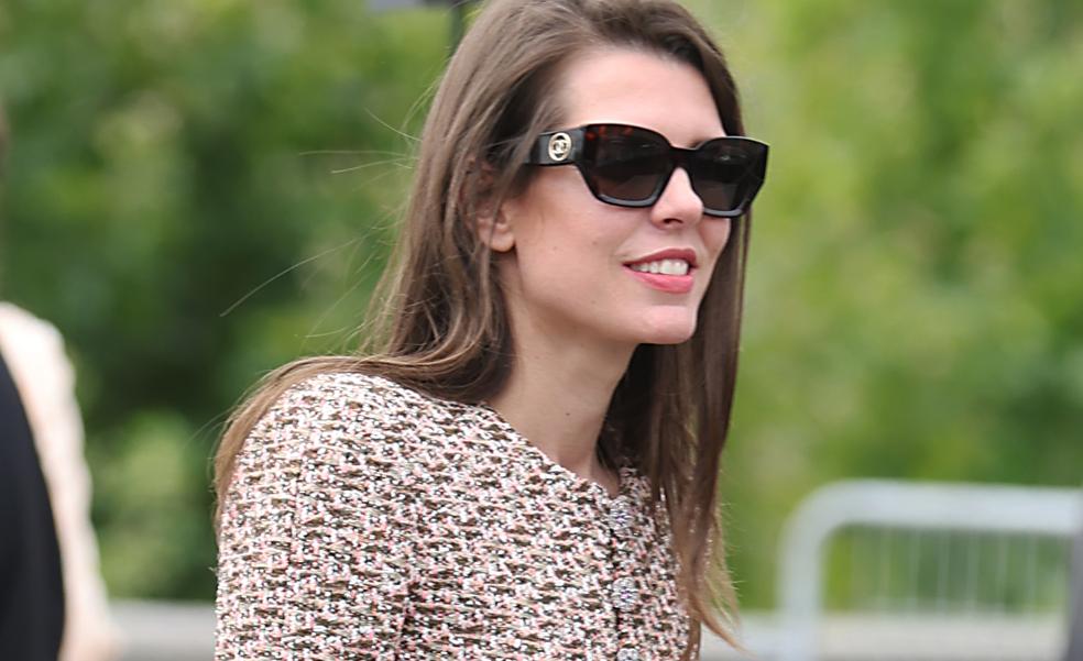 Amamos el look de Carlota Casiraghi en París con zapatos rosas y un conjunto estampado