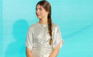 La infanta Sofía deslumbra en los Premios Princesa de Girona con un espectacular vestido plateado de brillos