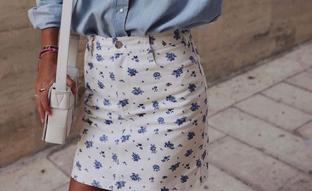 La falda mini con estampado floral que adoran llevar las francesas en verano