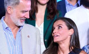 El vestido denim de la reina Letizia está muy parecido en las rebajas de Stradivarius (y cuesta menos de 20 euros)