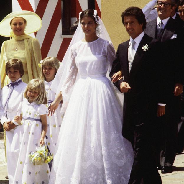 Carolina de Mónaco, junto a su madre Grace Kelly, el día de su boda con Philippe Junot. 