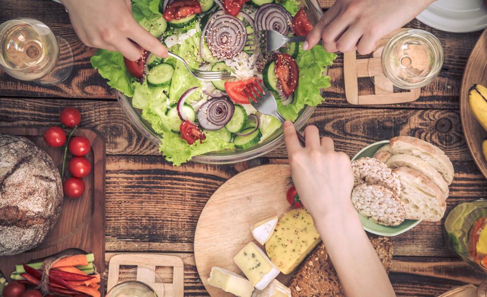 Consecuencias para la salud de cenar tarde y cuál es la hora ideal para hacerlo