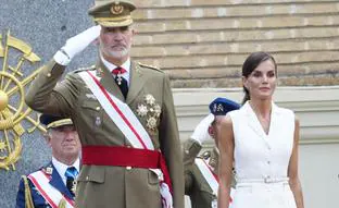 La reina Letizia arrasa en Zaragoza con un truco para estilizar la figura: chaleco con cinturón y falda midi